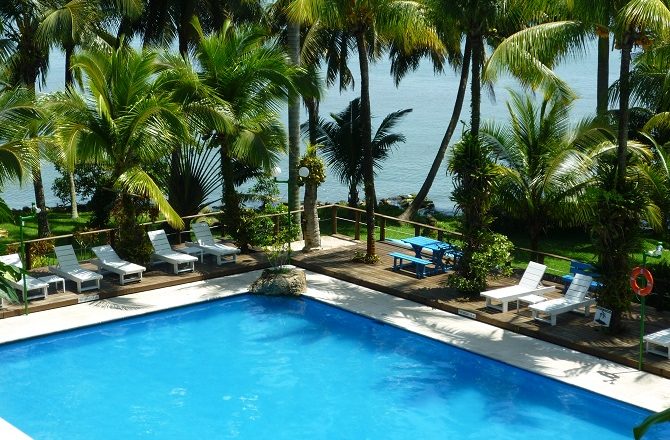The swimming pool at Villa Caribe in Livingston