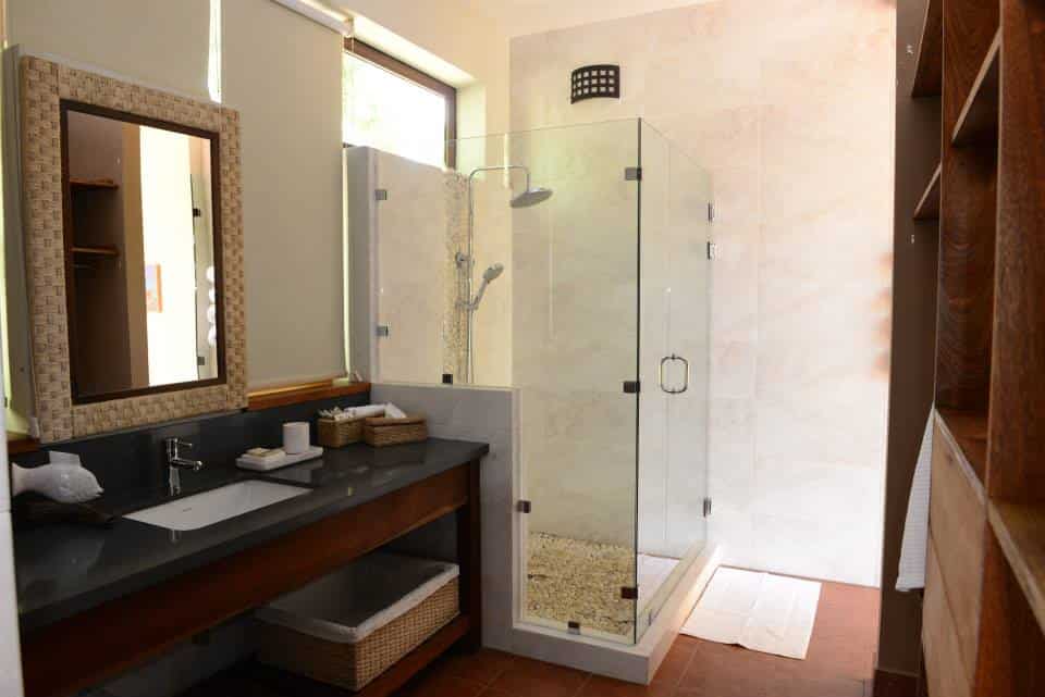 Pacaya Lodge Bathroom